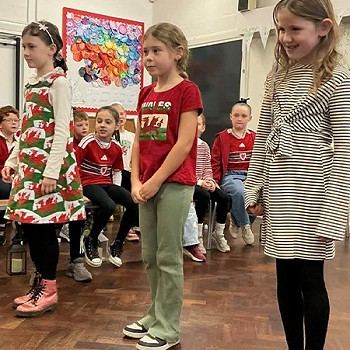 Tair merch yn cymryd rhan yn gwasanaeth blwyddyn 3 a 4